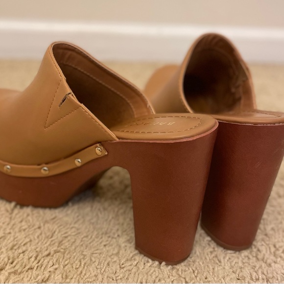 Platform clogs by BAMBOO. Vegan 🌱 size 7.5! Purchased from a local boutique. - Picture 6 of 7